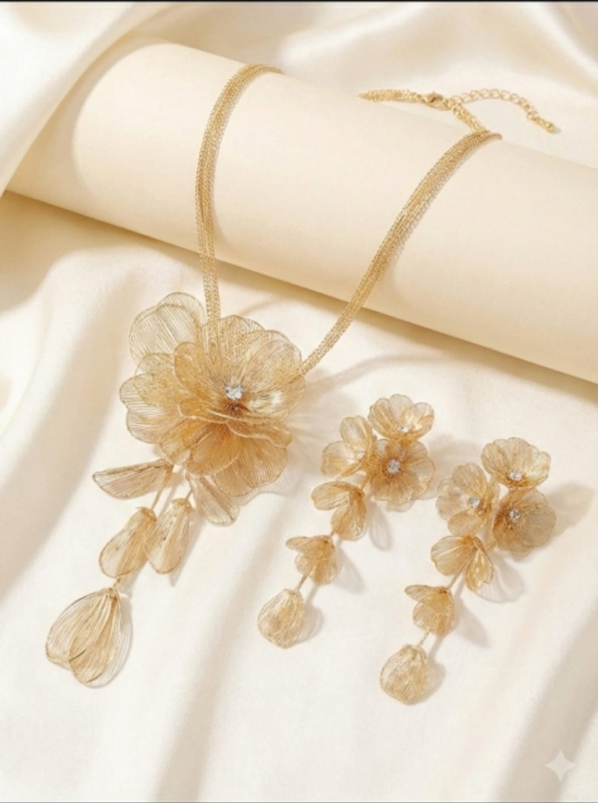 Golden Bloom Luxe Set – Floral Mesh Necklace & Long Earrings
