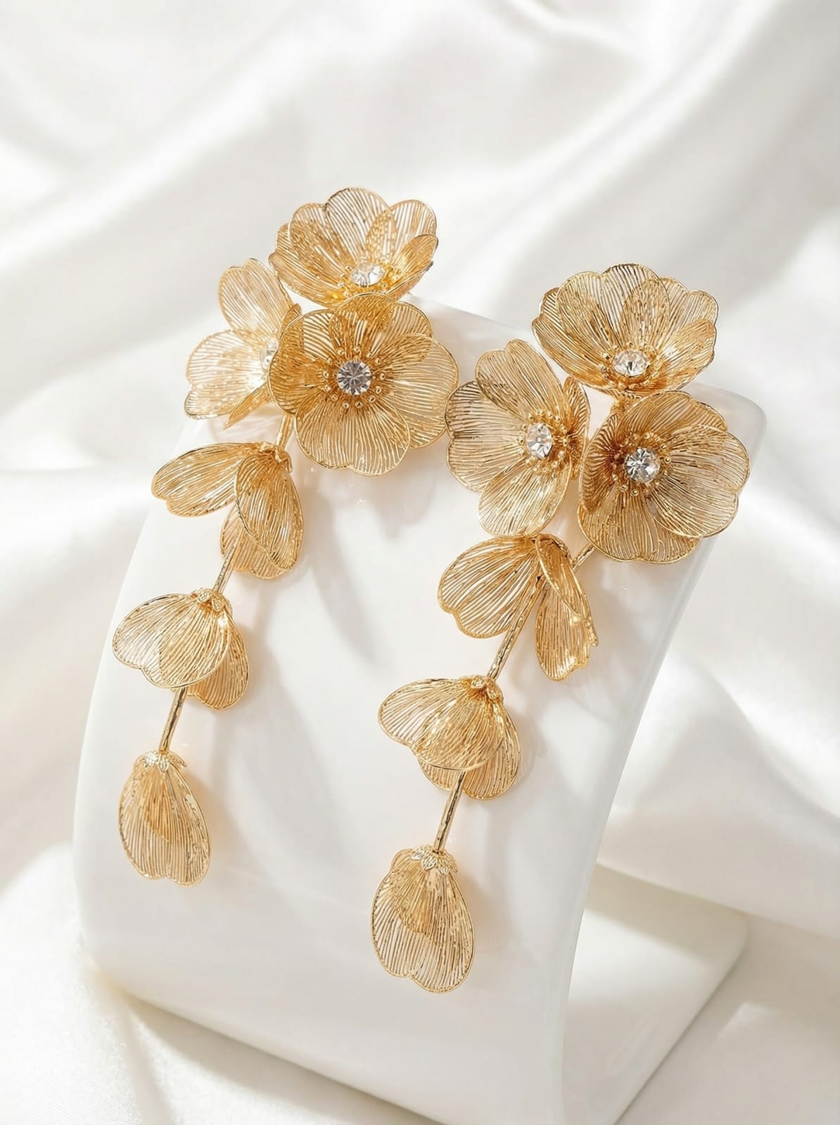 Golden Bloom Luxe Set – Floral Mesh Necklace & Long Earrings